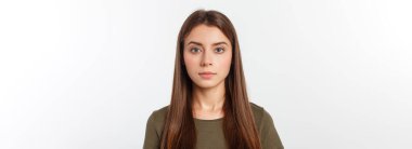 Güzel bir genç kadının portresi kameraya bakıyor ve gülümsüyor, beyaz bir arka planda soyutlanmış.