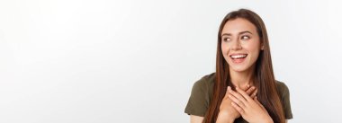 Portreli, neşeli, dışa dönük bir kadın yüksek sesle gülmeyi sever duygularını gizlemez kıkırdayan, kıkırdayan, kıkırdayan, gülümseyen, gülümseyen, beyaz arka plan..