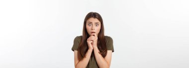 Şaşırmış ve ağzı açık bir şekilde kafasını tutan güzel bir kızın yakın plan portresi. Beyaz arkaplan.