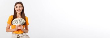 Beyaz arka plan üzerinde izole para tutan genç iş kadını