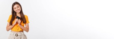 Güzel, güler yüzlü, kendine güvenen bir kız elinde siyah kart, beyaz arka planda soyutlanmış.