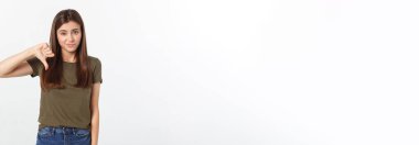 Gri arka planda izole edilmiş uzun siyah saçlı, parmaklarını gösteren kızgın bir kadın görüntüsü.