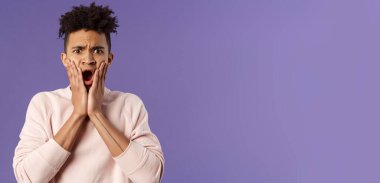 Tanrım, bu korkunç. Şok olmuş, nutku tutulmuş ve endişeli genç adamın portresi merhameti ifade eder. Arkadaşının başının belada olduğunu öğrenir, nefes nefese kalır, ağzını açar ve korkmuş kameraya bakar, sarsılmış bir şekilde yüzüne bakar..