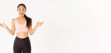 Spor, refah ve aktif yaşam tarzı konsepti. Şaşırmış ve heyecanlı Asyalı sporcu kadın spor aletleri, spor salonu üyeliği, fitness kızı için harika indirimler yapıldığını duymuş..