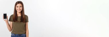 Gülen kadın telefonda konuşuyor ve mesajlaşıyor. Beyaz bir arka planda izole edilmiş.