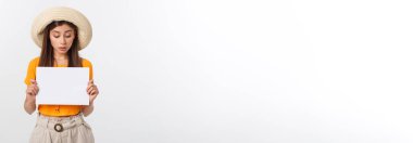 Beyaz arka planda izole güvensizlik içinde faturaları bakarak şok bir kadının Stüdyo çekim