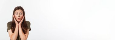 Şaşırmış ve ağzı açık bir şekilde kafasını tutan güzel bir kızın yakın plan portresi. Beyaz arkaplan.