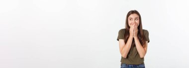 Şaşırdım. Kadın yana bakıyor. Heyecandan yana bakan mutlu genç bir kadın. Gri arka planda Asyalı ve beyaz ırk beyaz kadın modeli.