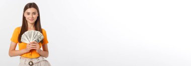 Beyaz arka plan üzerinde izole para tutan genç iş kadını