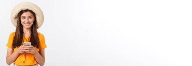 Seyahat konsepti - Portre yakın moda şapkalı ve gülümseyen güzel ve çekici bir kız. Beyaz arka plan. Boşluğu kopyala