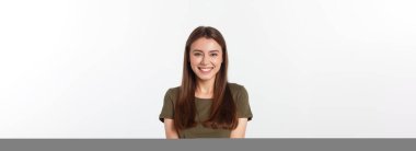 Yong kadınının yakın plan portresi pozitif görünüm, büyük gülümseme, stüdyoda beyaz arka plan üzerinde poz veren güzel bir model.