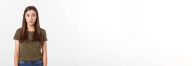 Dili tutulmuş, şok olmuş ve kızgın bir kadın, sessizliğini ve yanlış anlaşılmalarını ifade ediyor, korkmuş. Gri arkaplan üzerinde izole.