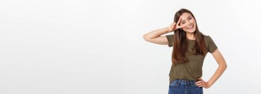 genç kadın iki parmak pozitif gösterilen veya beyaz barış hareketi