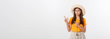 Genç ve güzel bir kadın mutsuz ve stresli görünüyor, intihar jesti elle silah işareti yapıyor, kopyalama alanını işaret ediyor.