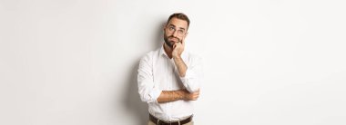 Sorunlu, düşünceli, yorgun, beyaz arka planda duran bakışları yönetmeyi başarıyor. Boşluğu kopyala