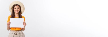 kadın holding boş kartı. beyaz zemin üzerine kadın portre gülümseyen izole.