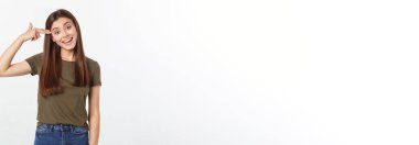 Ağzı açık gülümseyen ve avuçları açık güzel beyaz bir kadın..