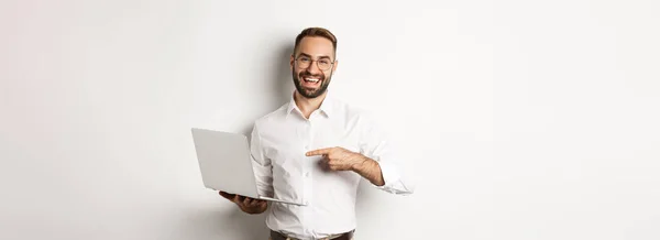 Zaken Knappe Manager Glazen Werken Laptop Wijzen Naar Computer Glimlachen — Stockfoto