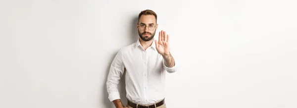 Seriöser Chef Mit Brille Zeigt Stoppschild Sagt Nein Verbietet Etwas — Stockfoto