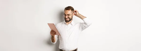 Gerente Masculino Confuso Olhando Confuso Tablet Digital Arranhando Cabeça Duvidosa — Fotografia de Stock
