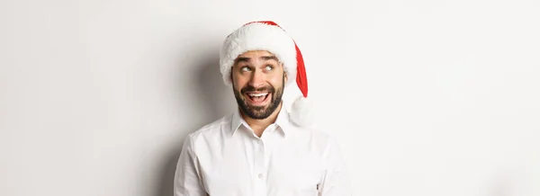 Gros Plan Homme Barbu Heureux Chapeau Père Noël Célébrant Noël — Photo