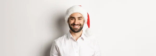 Närbild Glad Skäggig Man Firar Jul Bär Tomte Fest Hatt — Stockfoto