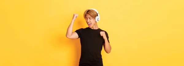 Carefree Attractive Asian Guy Blond Hair Singing Dancing Listening Music — Stock Photo, Image