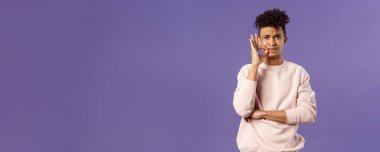 Ciddi görünüşlü İspanyol 25 'li yaşların portresi. Ağzını kapalı tutacağına söz veriyor. Sır güvende..