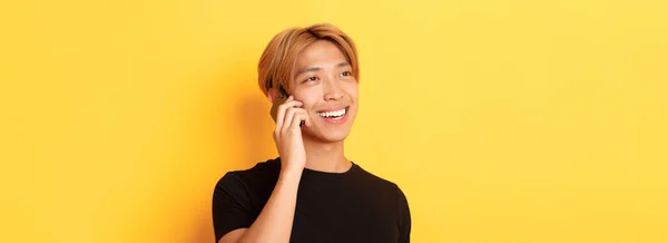 Sarı Saçlı Cep Telefonuyla Konuşan Mutlu Gülümseyen Sarı Arka Planda — Stok fotoğraf