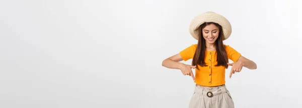 Menina Adolescente Férias Verão Surpreso Apontando Dedo Espaço Cópia Sobre — Fotografia de Stock