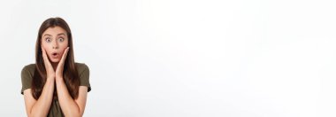 Şaşırmış ve ağzı açık bir şekilde kafasını tutan güzel bir kızın yakın plan portresi. Beyaz arkaplan.