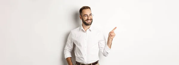 Empresário Confiante Olhando Satisfeito Apontando Dedo Esquerdo Mostrando Banner Empresa — Fotografia de Stock