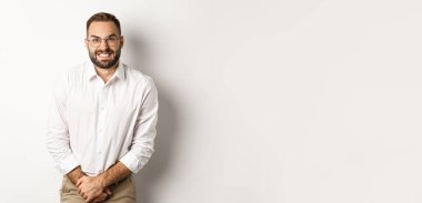 Sorunlu bir adamın idrar sorunu var, tuvalete ihtiyacı var, beyaz arka planda duruyor. Boşluğu kopyala