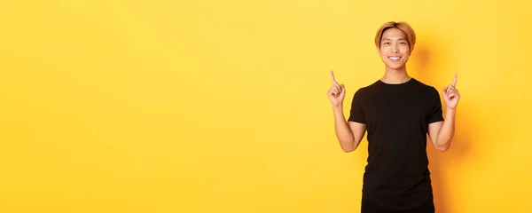 Retrato Bonito Sorrindo Asiático Cara Preto Shirt Apontando Dedos Para — Fotografia de Stock