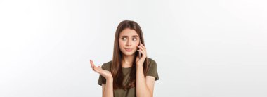 Endişeli genç kadın gergin görünüyor, kadın telefonda konuşurken gergin, hayal kırıklığına uğramış ve endişeli telefon konuşmaları yapıyor..