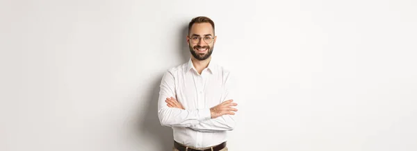 Negócios Jovem Empresário Profissional Óculos Sorrindo Para Câmera Braço Cruzado — Fotografia de Stock