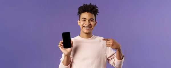 Retrato Primer Plano Joven Guapo Promocionando Aplicación Para Teléfonos Inteligentes —  Fotos de Stock