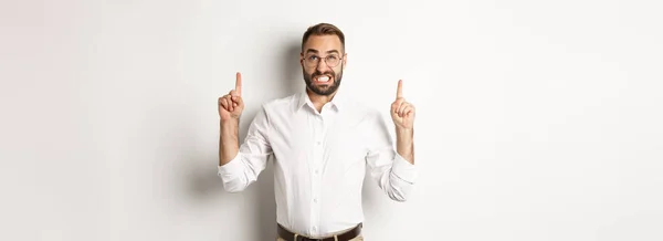 Homem Duvidoso Preocupado Olhando Apontando Dedos Para Cima Sorrindo Hesitante — Fotografia de Stock