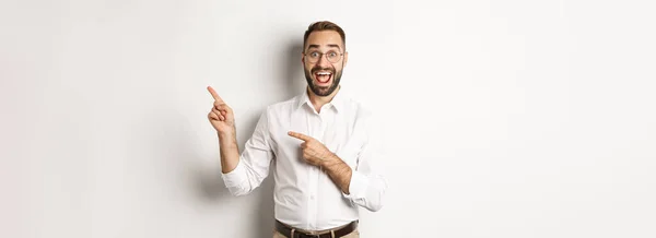 Spännande Stilig Man Pekar Finger Övre Högra Hörnet Visar Logotyp — Stockfoto