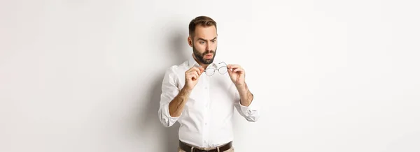 Homme Regardant Confus Ses Lunettes Debout Dans Des Vêtements Bureau — Photo