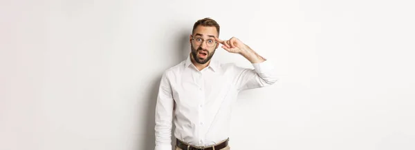 Homem Confuso Apontando Para Cabeça Repreendendo Empregado Reação Algo Estranho — Fotografia de Stock