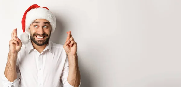 Party Winterurlaub Und Festkonzept Glücklicher Mann Mit Weihnachtsmütze Weihnachtswunsch Daumen — Stockfoto