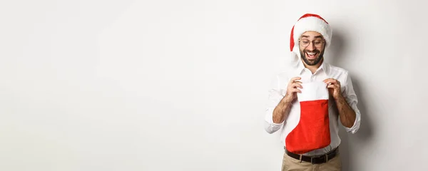 Joyeux Homme Adulte Ouvert Chaussette Noël Regarder Intérieur Recevoir Des — Photo