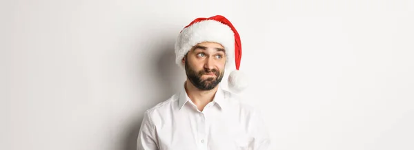 Närbild Skeptisk Kille Santa Hat Ser Tveksam Vänster Grimma Med — Stockfoto