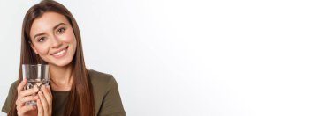 Beyaz stüdyo çekim içme suyu izole çekici beyaz gülümseyen kadın portresi