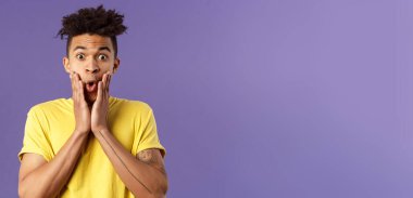 Şaşırmış, entrikacı genç hippinin portresi. Müthiş ilginç bir hikaye dinleyen, yüzünde el ele tutuşan, eğlenen, dedikoducu, şaşkınlık ve şaşkınlık içinde bakan..