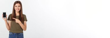 Akıllı Telefonu Tutan Kız - Güzel gülümseyen kız akıllı telefonu tutuyor.