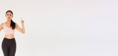 İsteksiz ve hayal kırıklığına uğramış fitness kızı, spor giyim dalında zayıf bayan sporcu somurtup somurtuyor ve somurtuyor..