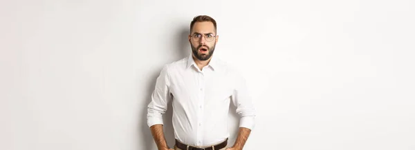 Empresário Chocado Descontente Óculos Ofegante Olhando Chateado Para Câmera Sobre — Fotografia de Stock