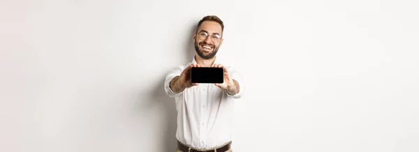 Homem Negócios Feliz Mostrando Tela Móvel Segurando Telefone Horizontalmente Satisfeito — Fotografia de Stock